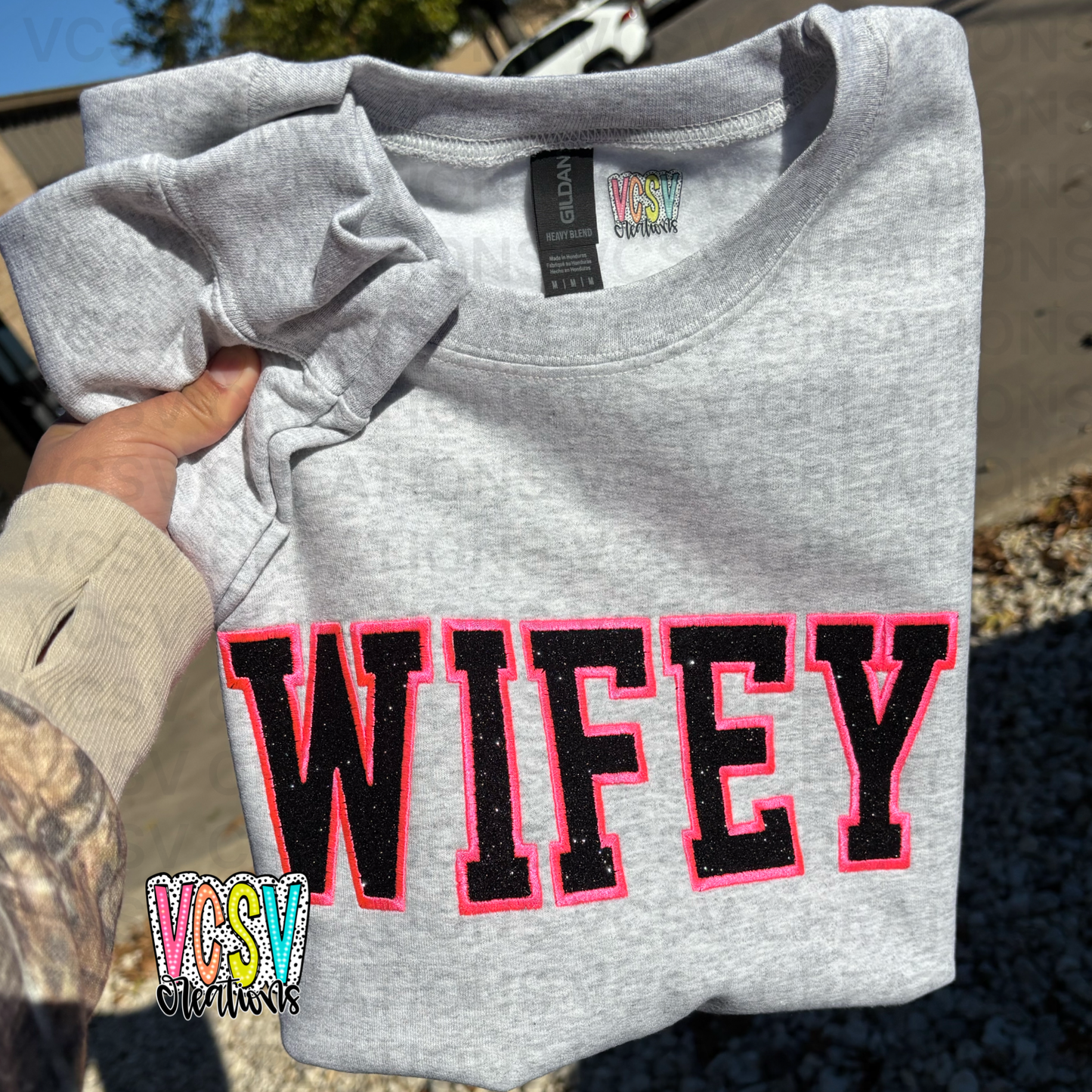Black/hot pink WIFEY embroidery crewneck